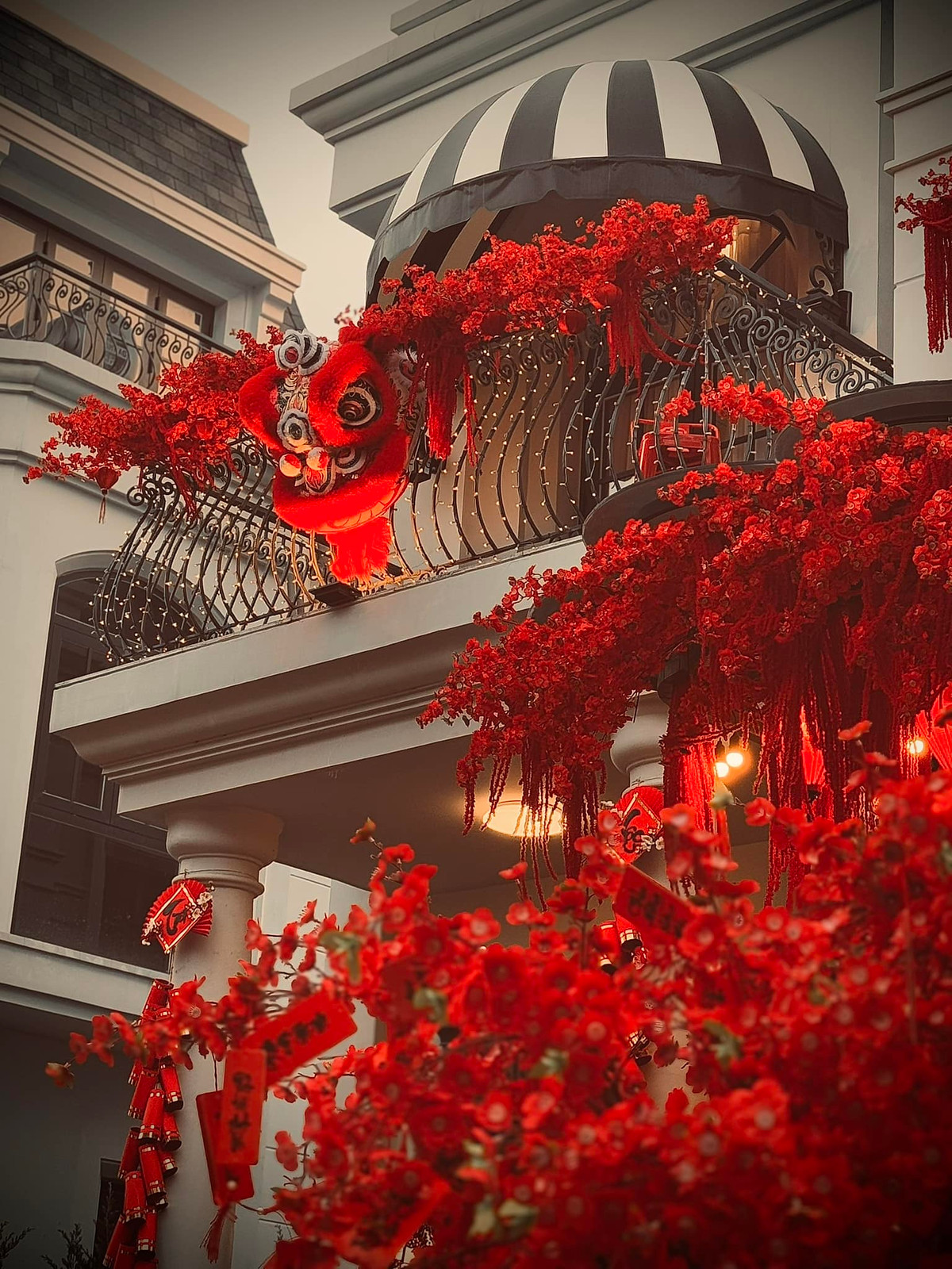 Tết Ất Tỵ năm nay, biệt thự của Đoàn Di Băng được khoác lên màu đỏ rực rỡ từ trong ra ngoài. Ảnh: FB Đoàn Di Băng