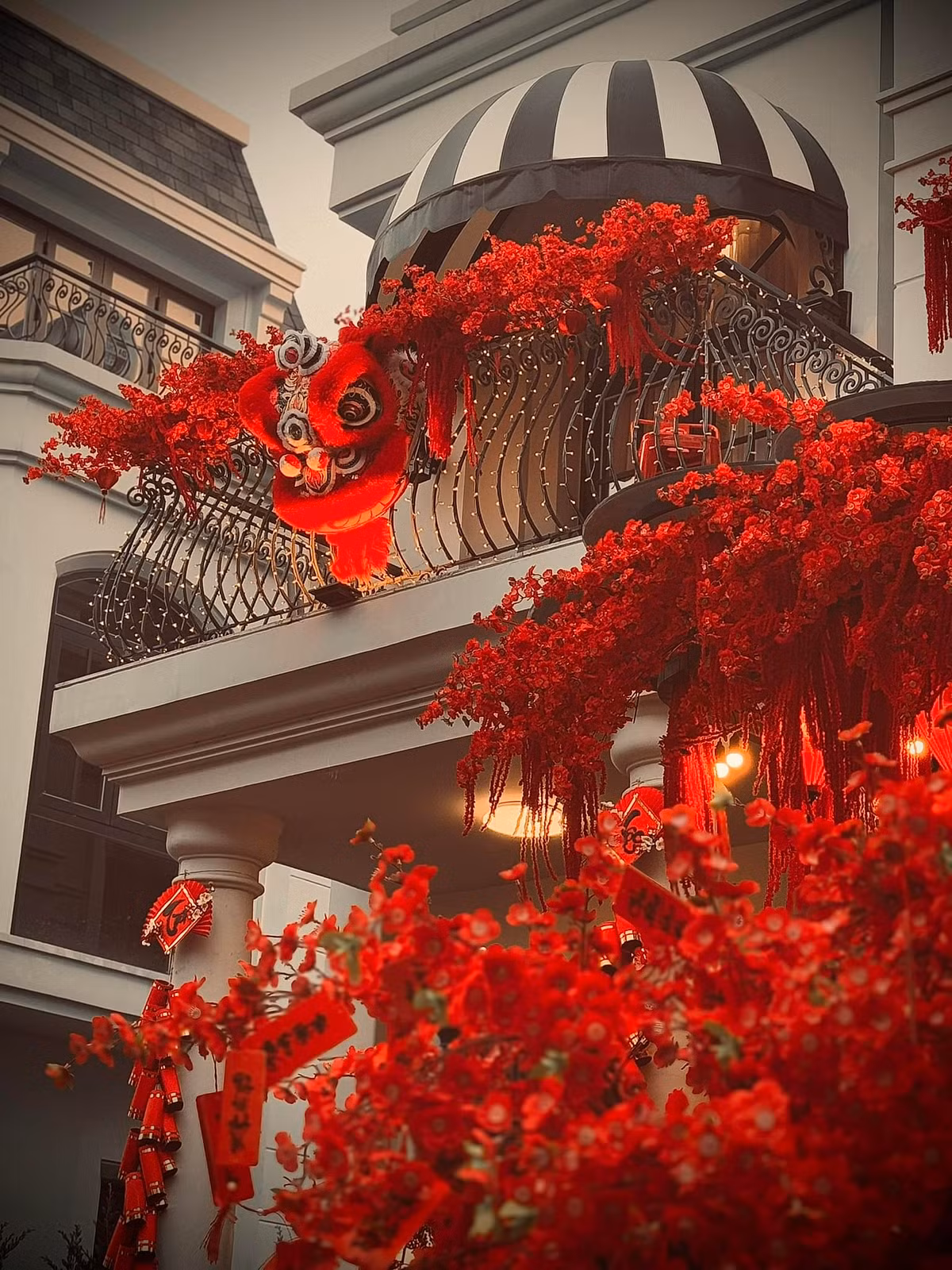 Tết Ất Tỵ năm nay, biệt thự của Đoàn Di Băng được khoác lên màu đỏ rực rỡ từ trong ra ngoài. Ảnh: FB Đoàn Di Băng