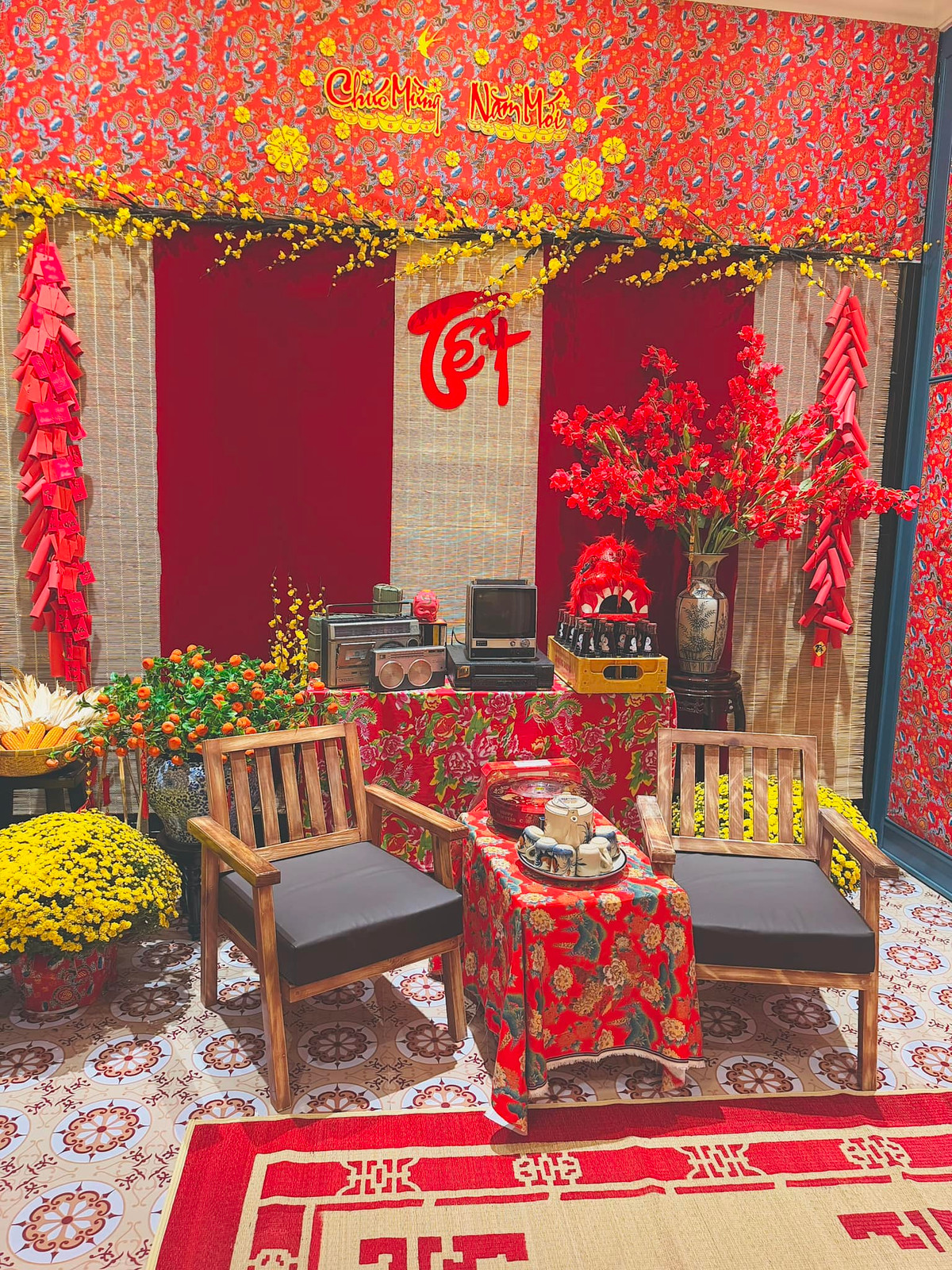 Một góc nhà trang trí bằng đèn lồng đỏ, cành mai vàng và các họa tiết thêu truyền thống, mang đậm hơi thở ngày Tết. Ảnh: FB Đoàn Di Băng