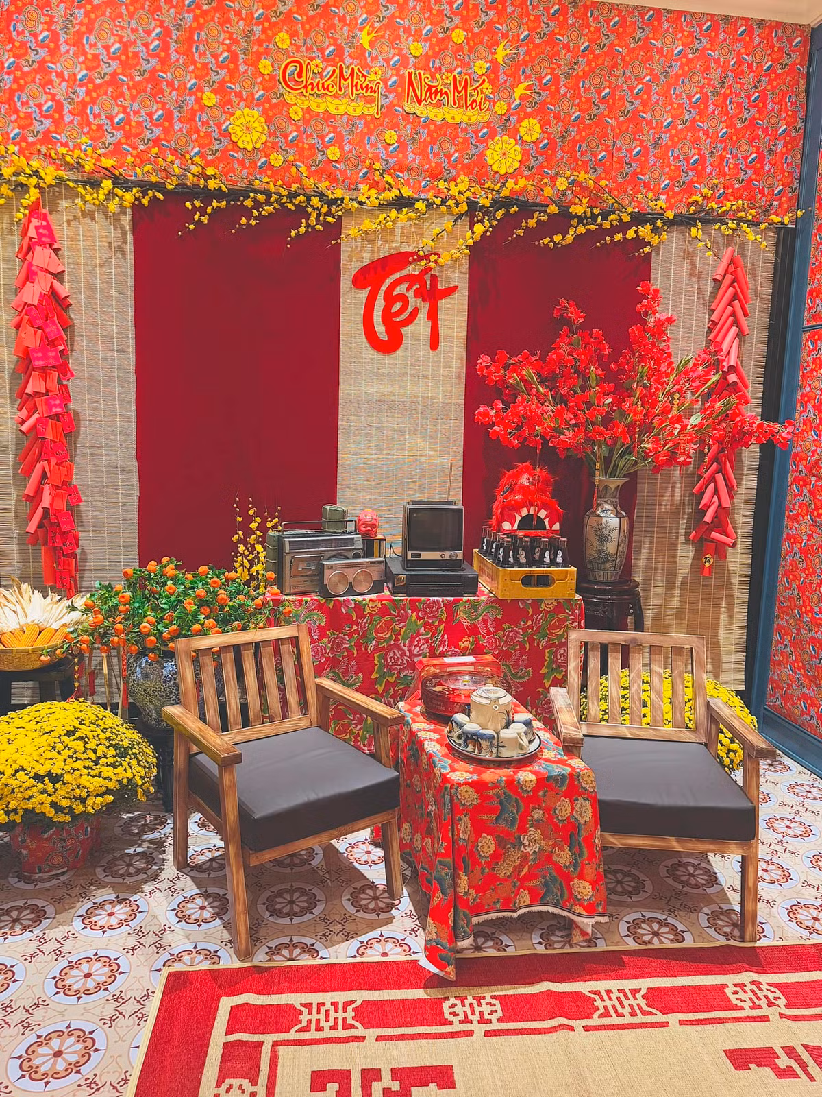 Một góc nhà trang trí bằng đèn lồng đỏ, cành mai vàng và các họa tiết thêu truyền thống, mang đậm hơi thở ngày Tết. Ảnh: FB Đoàn Di Băng
