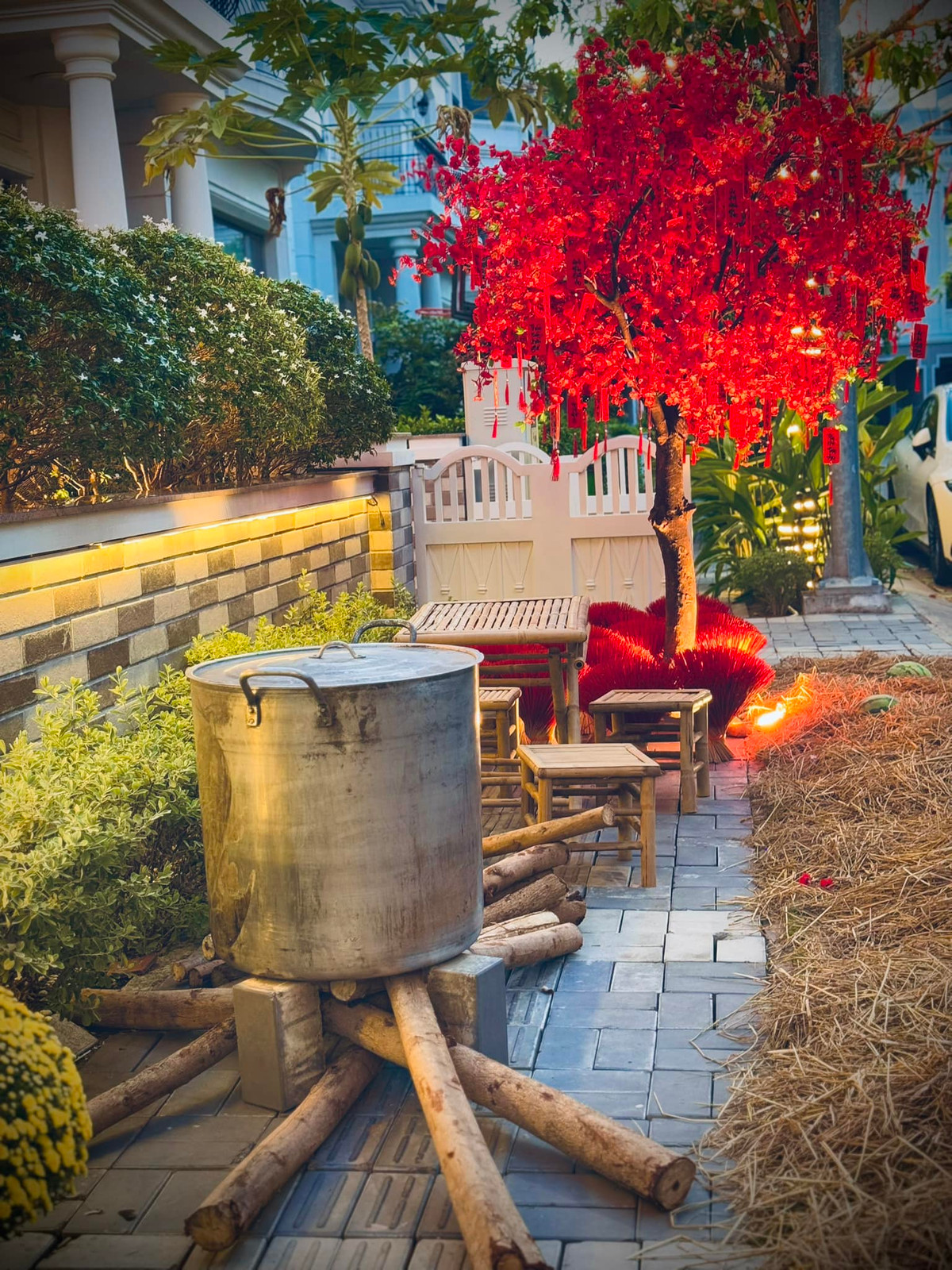 Không gian sân vườn ấn tượng với các chi tiết dân dã như rơm và bàn ghế tre. Ảnh: FB Đoàn Di Băng