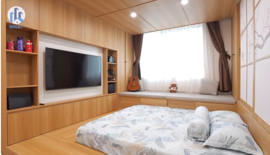 Cả 3 phòng ngủ trong nhà nghệ sĩ Thái Sơn đều có cửa sổ lấy sáng. Ảnh chụp màn hình NhaF