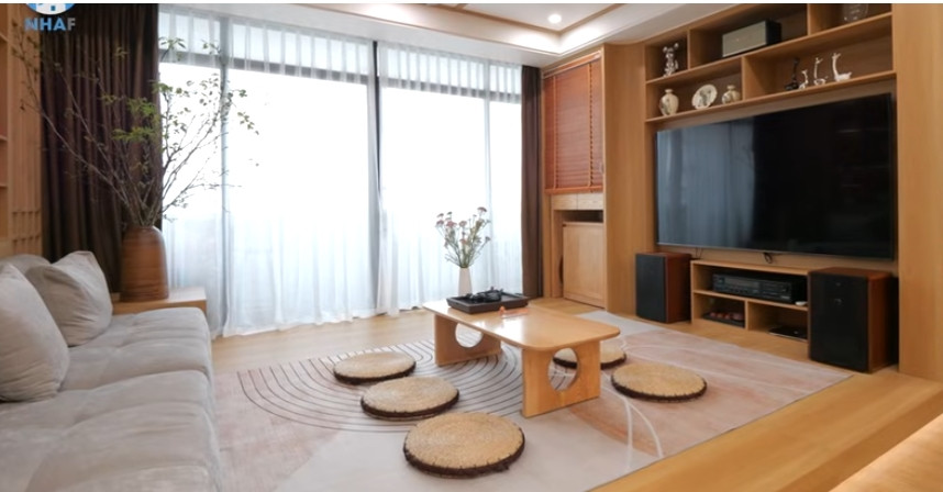 Phòng khách là không gian nam nghệ sĩ ưng ý và sử dụng nhiều nhất. Ảnh chụp màn hình NhaF