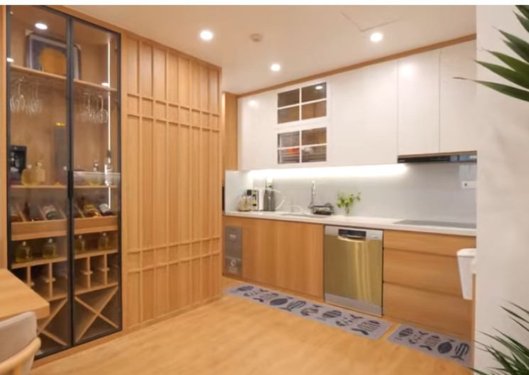 Bếp thiết kế thông minh với gam màu trắng chủ đạo kết hợp nâu nhạt của gỗ hài hòa. Ảnh chụp màn hình NhaF