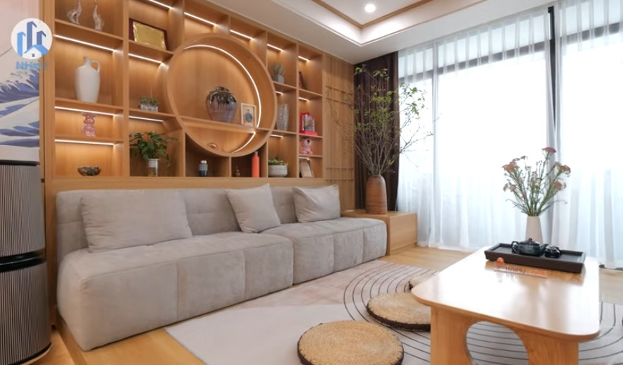 Ngoài sofa, bàn trà phong cách Nhật, phòng khách còn có kệ tủ trưng bày. Ảnh chụp màn hình NhaF