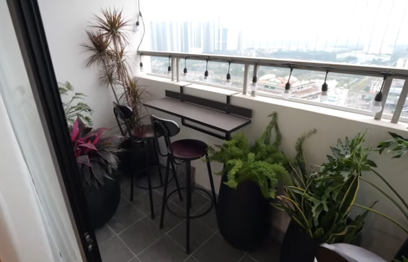 Ban công trồng nhiều cây xanh, tạo không gian thư giãn. Ảnh chụp màn hình NhaF