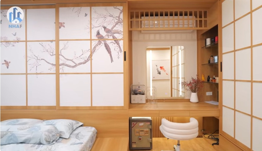 Căn hộ sử dụng nhiều tủ đựng đồ với hầu hết cửa trượt để tối ưu diện tích.