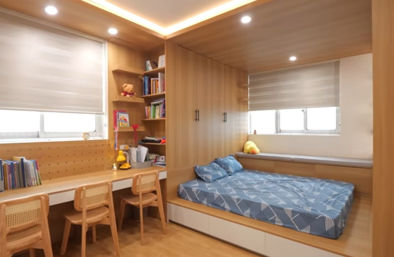 Phòng ngủ dành cho các con của nam nghệ sĩ có 2 cửa sổ thoáng đãng. Ảnh chụp màn hình NhaF