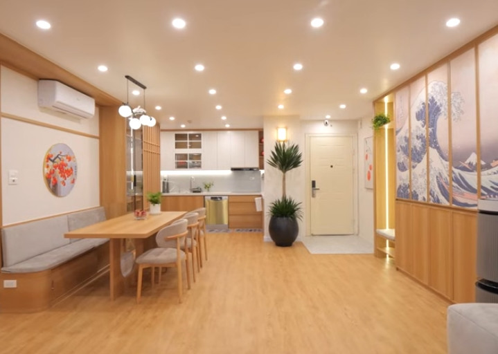 Khu vực bếp và bàn ăn thông với phòng khách. Ảnh chụp màn hình NhaF