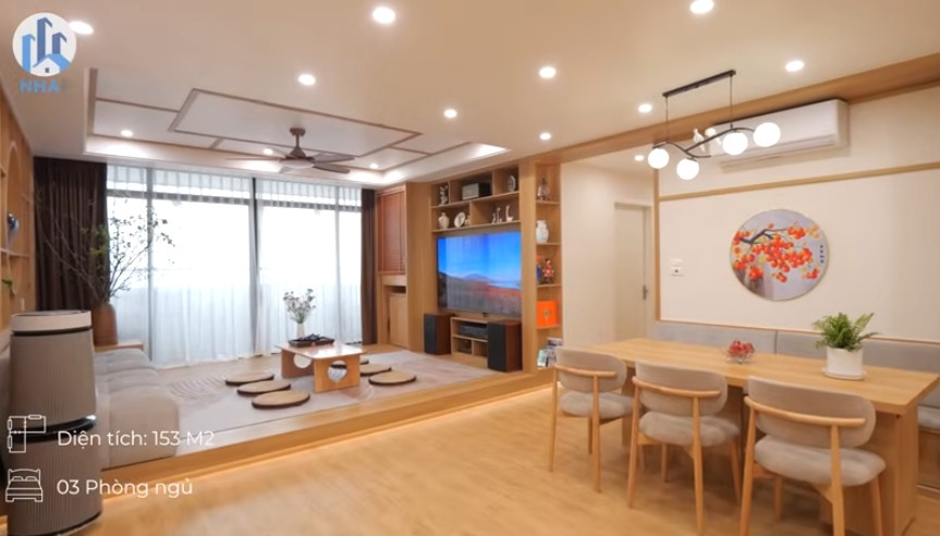 Vừa qua, kênh YouTube NhaF có dịp ghé thăm và hé lộ không gian sống của nam nghệ sĩ. Căn hộ của NSƯT Thái Sơn rộng hơn 150m2, gồm 3 phòng ngủ. Ảnh chụp màn hình NhaF