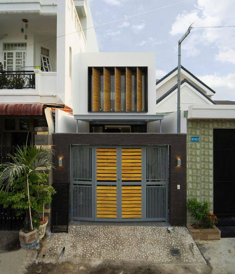 Tọa lạc tại huyện Long Thành (tỉnh Đồng Nai), Long Thanh House là ngôi nhà ống dài và hẹp nhưng sở hữu vẻ ngoài xanh mát và thoáng đãng lạ thường. Ảnh: QPS House