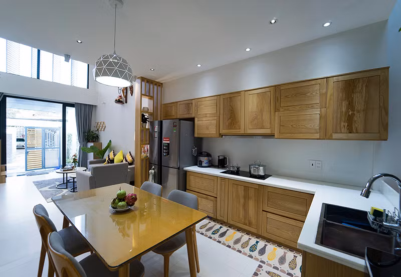 Trong đó, khoảng thông tầng giữa nhà giúp kết nối phòng ngủ, khu đa năng/bếp là yếu tố tạo nên điểm khác biệt cho ngôi nhà. Ảnh: QPS House