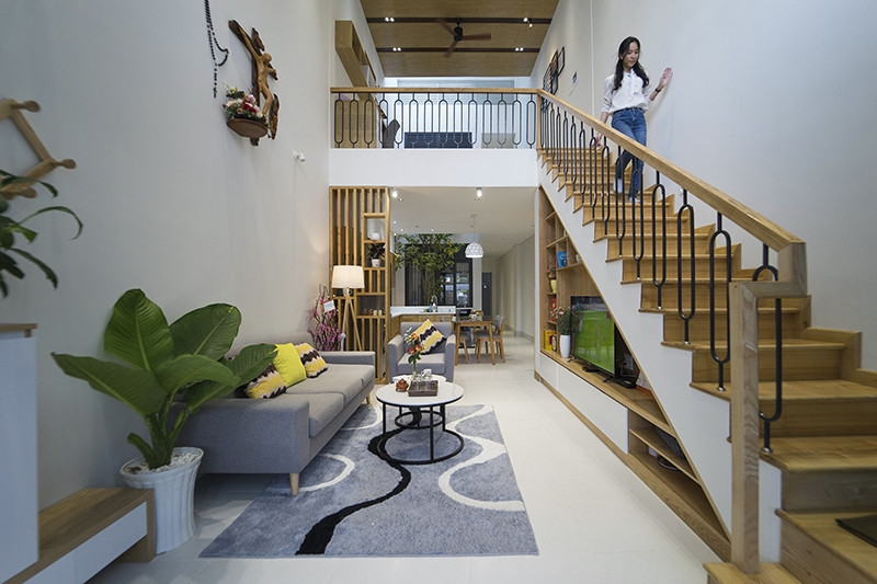 Cách thiết kế này góp phần làm tăng sự thông thoáng, tạo nên các khoảng lấy sáng và đón gió vào trong nhà. Ảnh: QPS House