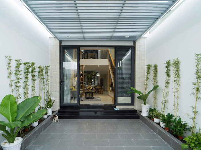 Các khu vực sinh hoạt trong nhà không nằm liền kề mà đan xen với các khoảng sân và thông tầng. Ảnh: QPS House