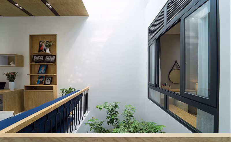 Mái của ô thông tầng lợp kính cường lực có khung sắt bảo vệ để đón sáng, che mưa, chống thấm. Ảnh: QPS House