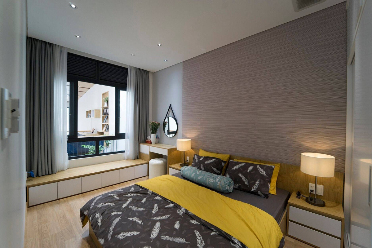 Bố trí cạnh khoảng thông tầng nên phòng ngủ sở hữu bầu không khí trong lành. Ảnh: QPS House