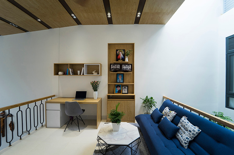 Khu đa năng bố trí tại tầng lửng với sofa giường, bàn làm việc nhỏ. Ảnh: QPS House