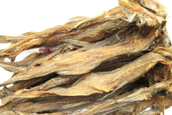 Bên cạnh cá tươi, nhiều cơ sở còn chế biến cá khoai khô, giá khoảng 600.000 đồng/kg. Ảnh: FPTShop