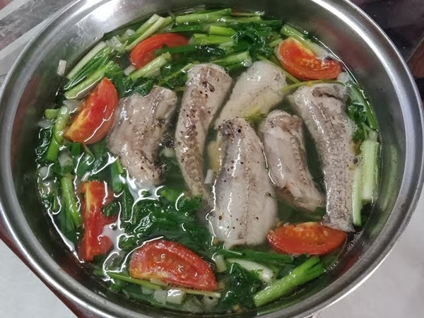 Nhưng vài năm gần đây, cá khoai được người dân ưa chuộng. Họ mua về nấu canh hoặc ăn lẩu bởi nó có vị ngọt mát, nhuận tràng. Ảnh: Dienmayxanh