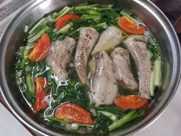 Nhưng vài năm gần đây, cá khoai được người dân ưa chuộng. Họ mua về nấu canh hoặc ăn lẩu bởi nó có vị ngọt mát, nhuận tràng. Ảnh: Dienmayxanh