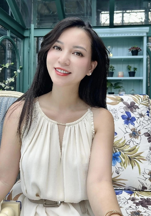 Hannah Nguyễn cho biết cô đang làm chủ một công ty phân phối mỹ phẩm các thương hiệu quốc tế tại Việt Nam, 2 phòng khám chuyên khoa da liễu với 6 bác sĩ và 1 salon tóc. Ảnh: FBNV