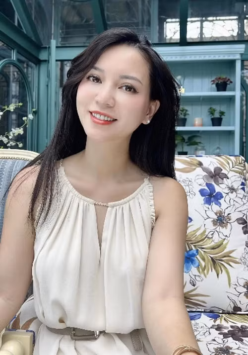 Hannah Nguyễn cho biết cô đang làm chủ một công ty phân phối mỹ phẩm các thương hiệu quốc tế tại Việt Nam, 2 phòng khám chuyên khoa da liễu với 6 bác sĩ và 1 salon tóc. Ảnh: FBNV