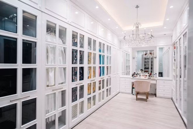 Hannah Nguyễn sở hữu nhiều quần áo, túi xách đến từ thương hiệu đắt đỏ như Hermes, Chanel, Dior,... Ảnh: FBNV