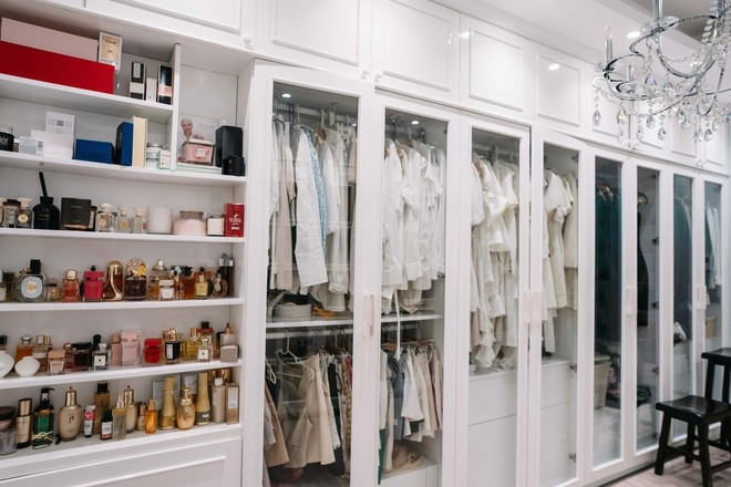 Nữ CEO còn sở hữu bộ sưu tập đồ hiệu và mỹ phẩm được trưng bày không thua cửa hàng thời trang. Ảnh: FBNV