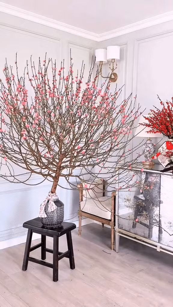 Dù chưa đến Tết Ất Tỵ 2025 nhưng nữ doanh nhân đã trang hoàng nhà cửa ngập không khí xuân với đủ các loại hoa. Ảnh chụp màn hình