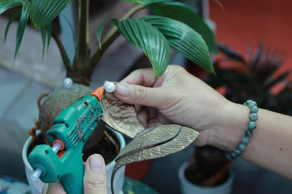 Linh vật rắn được làm từ gáo dừa khô. Ảnh: Plo