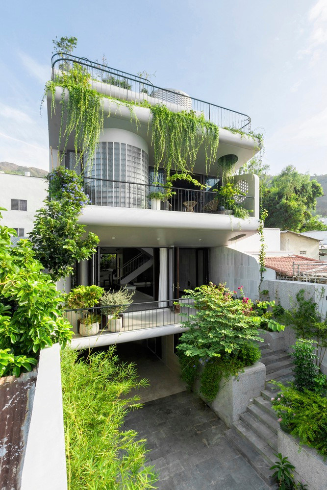 Tọa lạc tại trung tâm thành phố biển Nha Trang, Nha Trang Pool Villa là không gian sống cho một gia đình trẻ, cân bằng giữa cuộc sống hiện đại với mong muốn thư giãn và gần gũi với thiên nhiên. Ảnh: Phan Trọng Tín