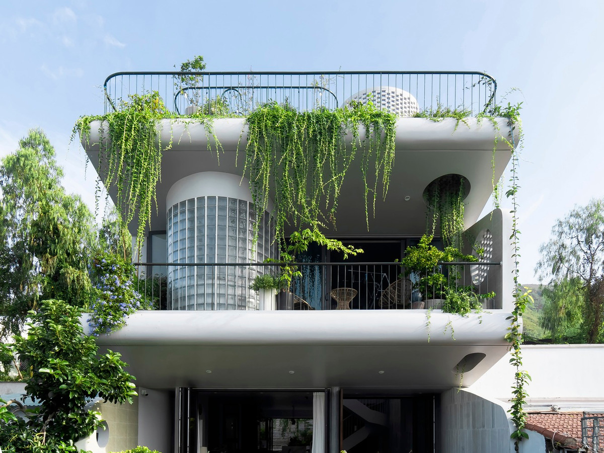 Điểm nhấn kiến trúc là mái hiên trước, được thiết kế mở rộng gần 3 mét, tạo một ban công trồng cây và che bóng râm khỏi ánh nắng gay gắt. Thông thường, mái ban công chỉ mở rộng từ 1,2 đến 1,5 mét. Ảnh: Phan Trọng Tín