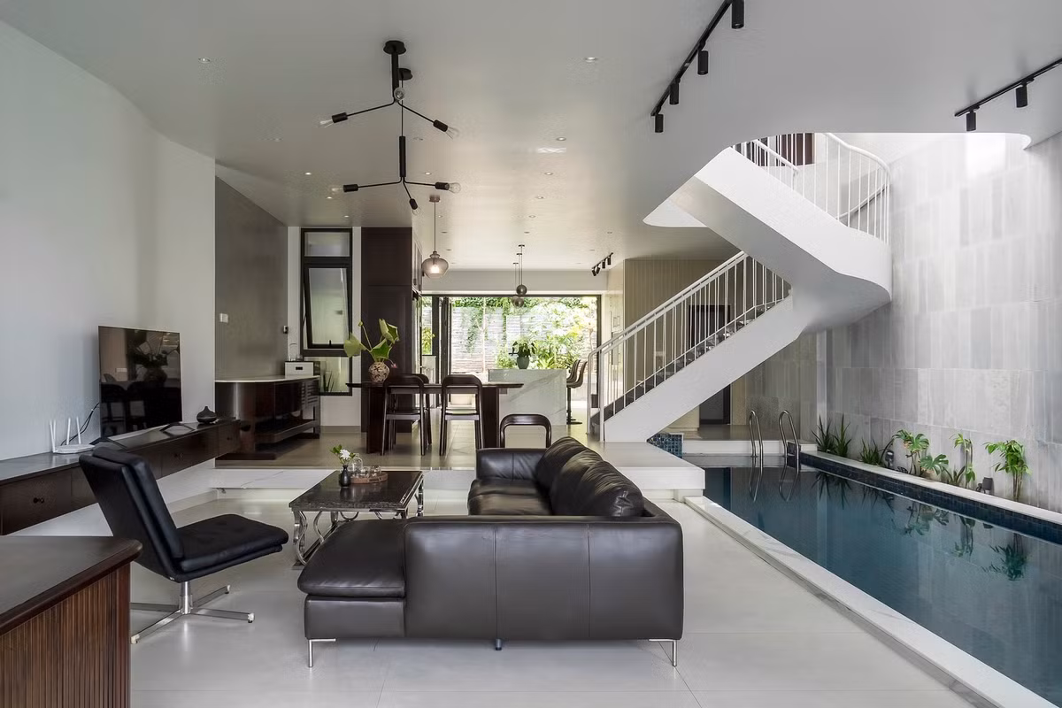 Ngôi nhà đã trở thành cầu nối, lưu giữ khoảnh khắc thiên nhiên hòa quyện vào đời sống con người. Hệ cửa kính lớn mở rộng không gian, giúp ánh sáng và không khí tự nhiên tràn vào. Ảnh: Phan Trọng Tín