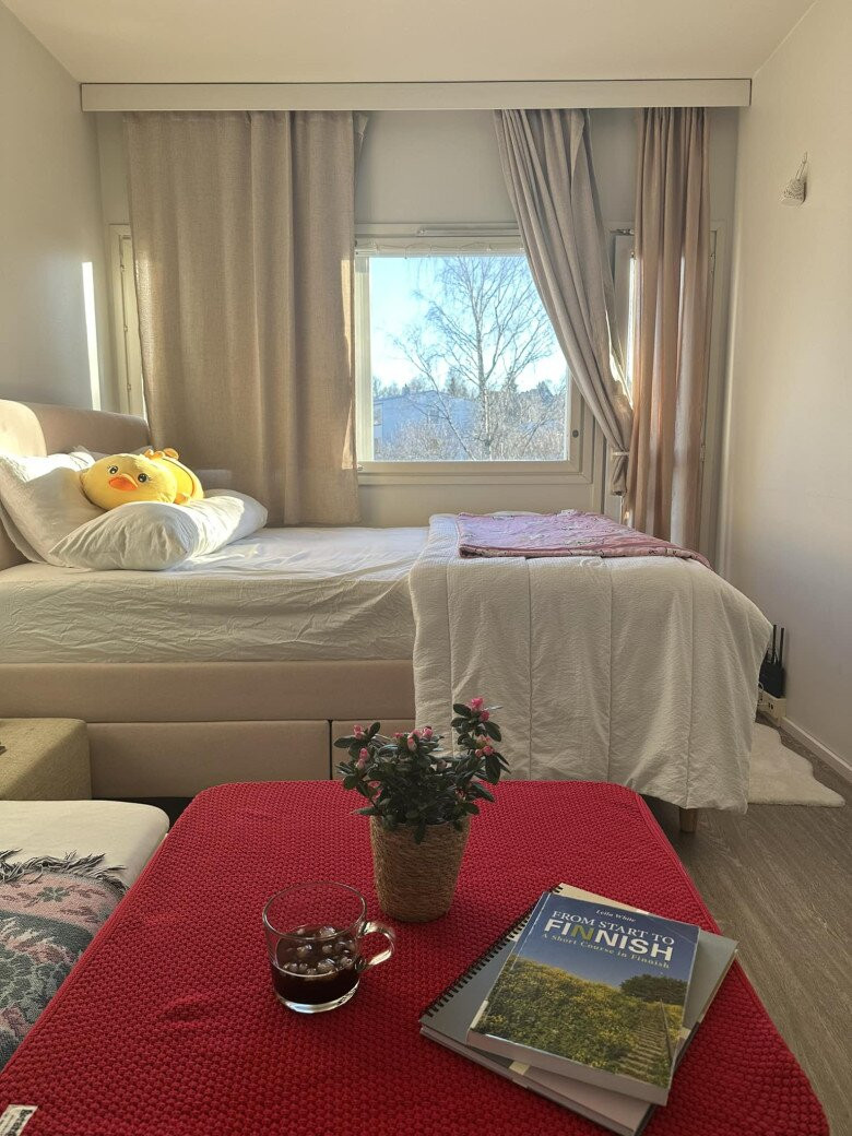 Tại Phần Lan, Mạc Anh Thư và con gái sống trong căn phòng nhỏ nhưng ngăn nắp. Ảnh: FBNV