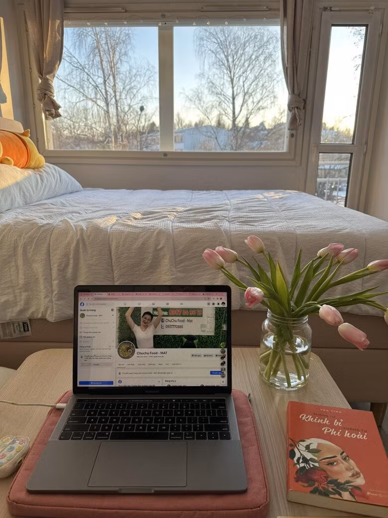 Không gian sống được bố trí đồ đạc tối giản, tone trắng tạo cảm giác sạch sẽ, hiện đại. Ảnh: FBNV