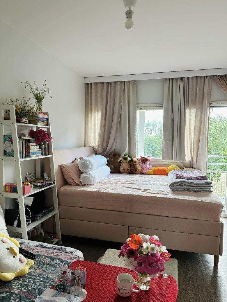 Chiếc giường với những chú gấu bông xếp gọn gàng tạo nên một góc nhỏ ấm áp. Ảnh: FBNV