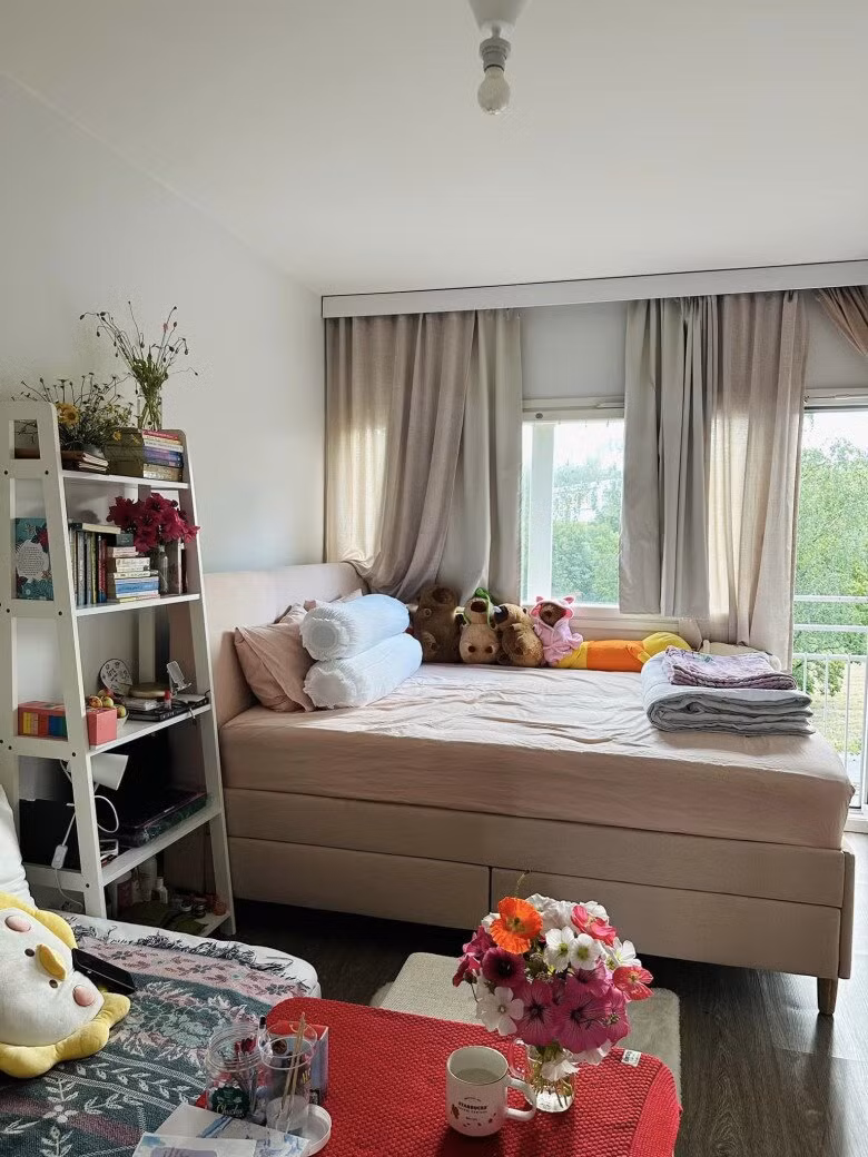 Chiếc giường với những chú gấu bông xếp gọn gàng tạo nên một góc nhỏ ấm áp. Ảnh: FBNV