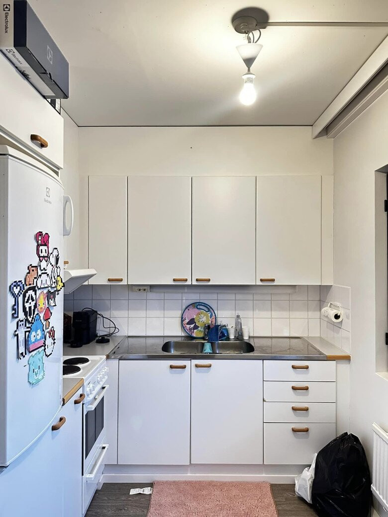 Căn bếp nhỏ gọn gàng với thiết kế màu trắng chủ đạo. Ảnh: FBNV