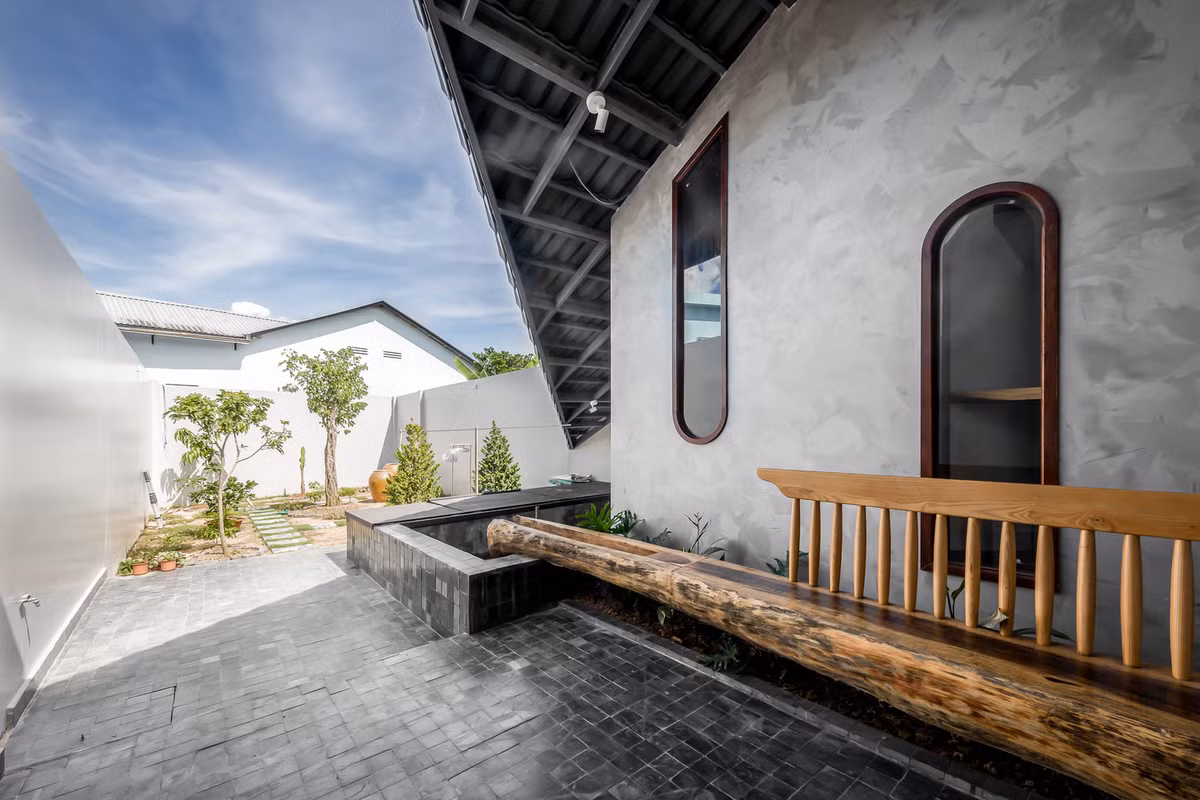 Nhà được chia thành nhiều khối có chiều cao khác nhau để tránh sự lặp lại trong một không gian rất dài. Ảnh: Minq Bui