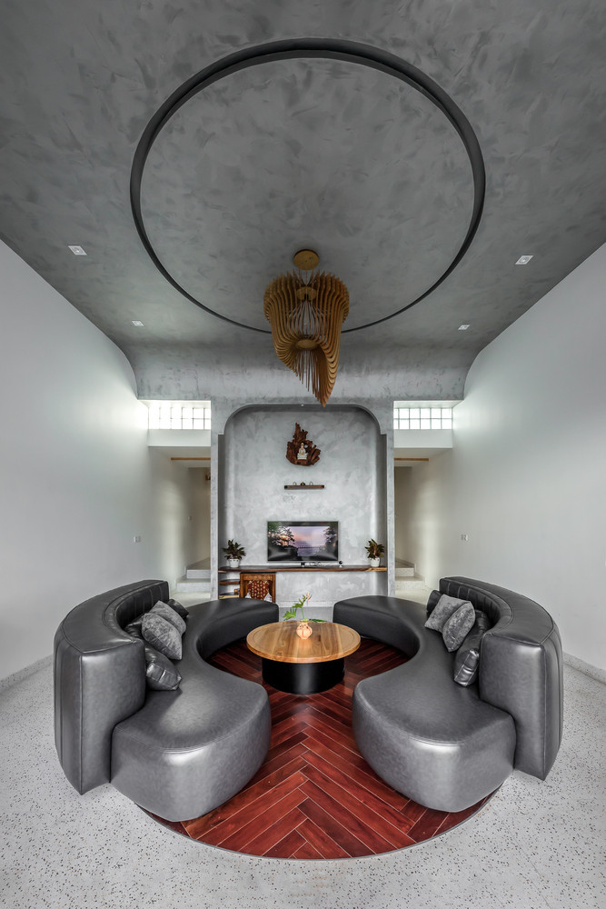 Thiết kế nội thất của ngôi nhà cũng vậy. Khi đi qua từng góc, gia chủ có thể trải nghiệm những cảm xúc khác nhau và không bao giờ biết khi nào những cảm xúc này sẽ kết thúc. Ảnh: Minq Bui