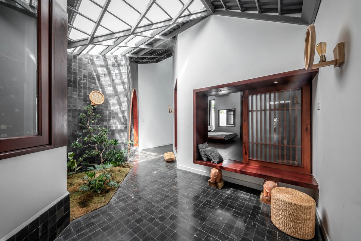  Ngôi nhà nằm ở thành phố Sóc Trăng, thuộc miền Tây Nam Bộ. Yêu cầu của gia chủ là xây dựng căn nhà thoải mái để gia đình anh có thể tận hưởng lối sống nghỉ dưỡng. Ảnh: Minq Bui