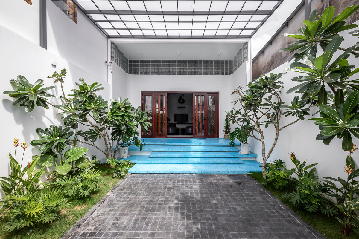 Kích thước dài, hẹp (6x45 mét) và hành lang dài, tối là những vấn đề lớn nhất của công trình này. Đó là những điều cần được giải quyết trước tiên. Ảnh: Minq Bui