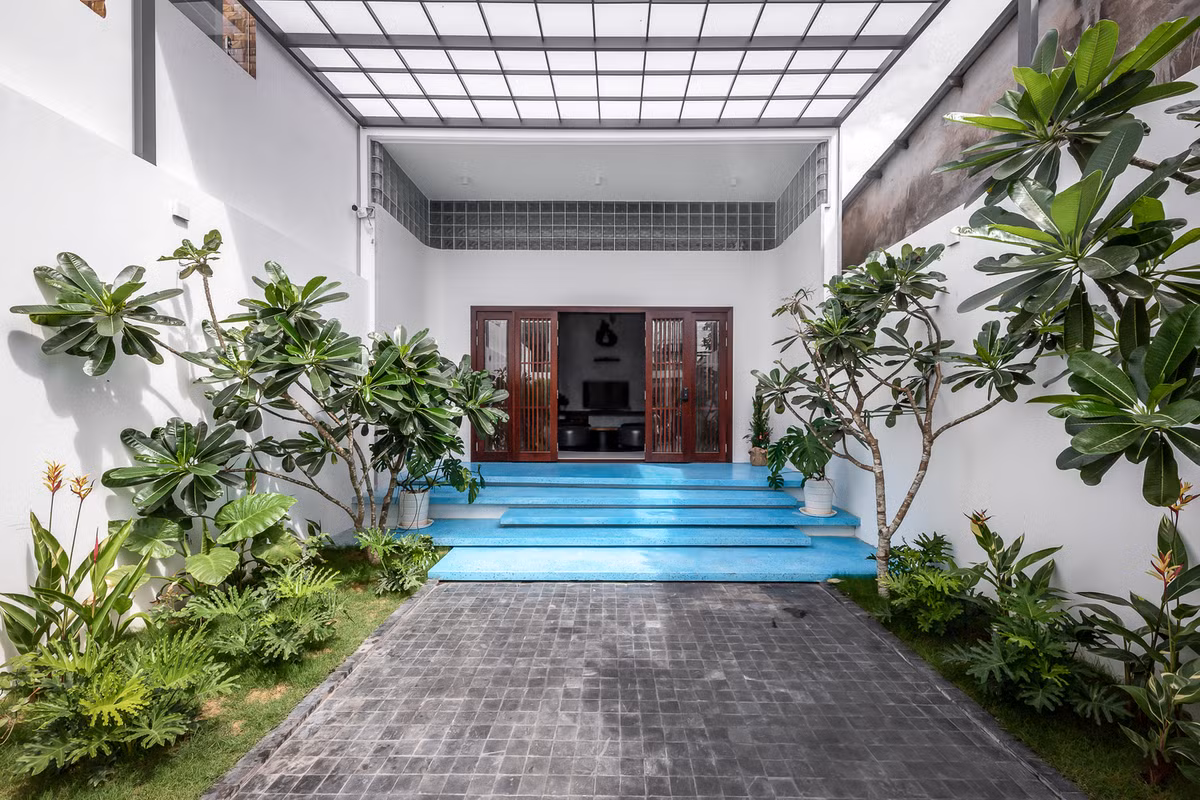 Kích thước dài, hẹp (6x45 mét) và hành lang dài, tối là những vấn đề lớn nhất của công trình này. Đó là những điều cần được giải quyết trước tiên. Ảnh: Minq Bui