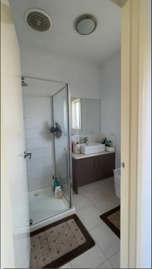 Phòng vệ sinh có gam màu trắng chủ đạo. Ảnh chụp màn hình