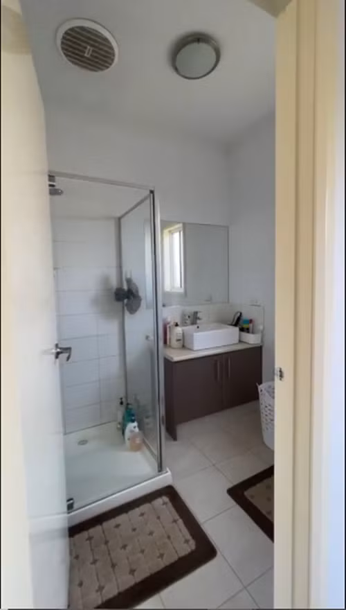 Phòng vệ sinh có gam màu trắng chủ đạo. Ảnh chụp màn hình