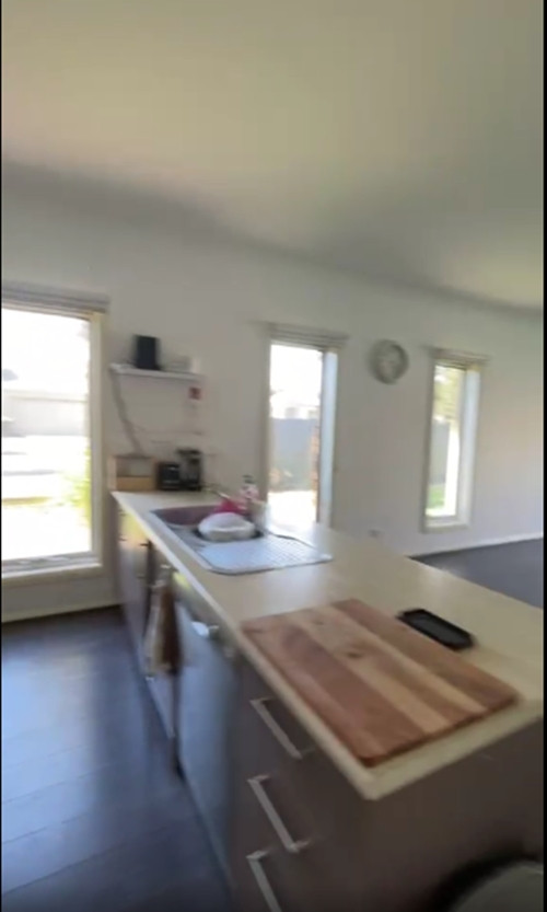 Khu bếp cũng tràn ngập ánh sáng. Ảnh chụp màn hình