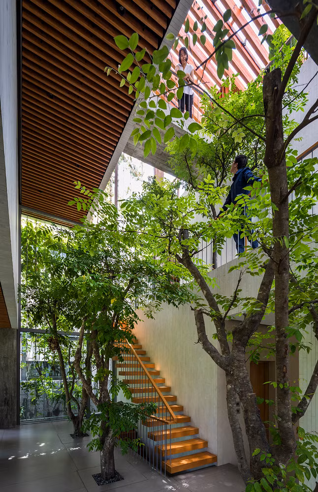 Để thông thoáng, ngôi nhà giảm bớt diện tích sử dụng tạo khoảng trống thông nhau giữa 3 tầng theo hướng chéo nếu nhìn theo mặt cắt đứng. Ảnh: Hiroyuki Oki