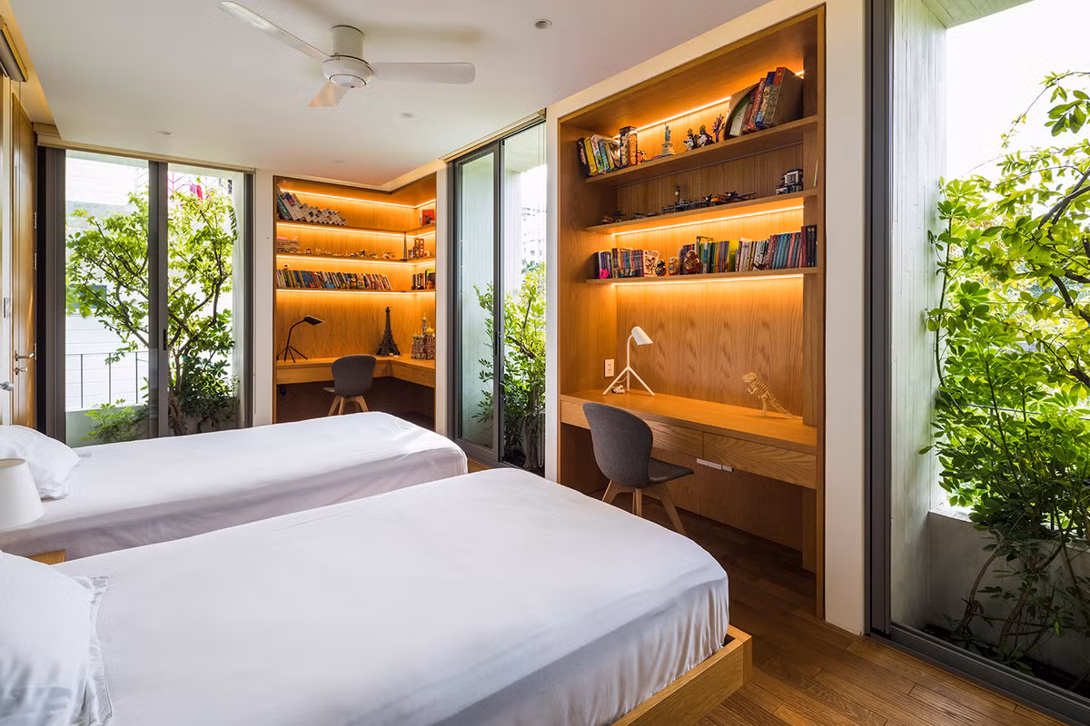 Phòng ngủ đảm bảo sự riêng tư với cây cối được trồng ở ban công hoặc cửa sổ, giúp cản ánh nắng trực tiếp, làm dịu gió vào và giúp không gian bên trong "xanh mắt" hơn. Ảnh: Hiroyuki Oki