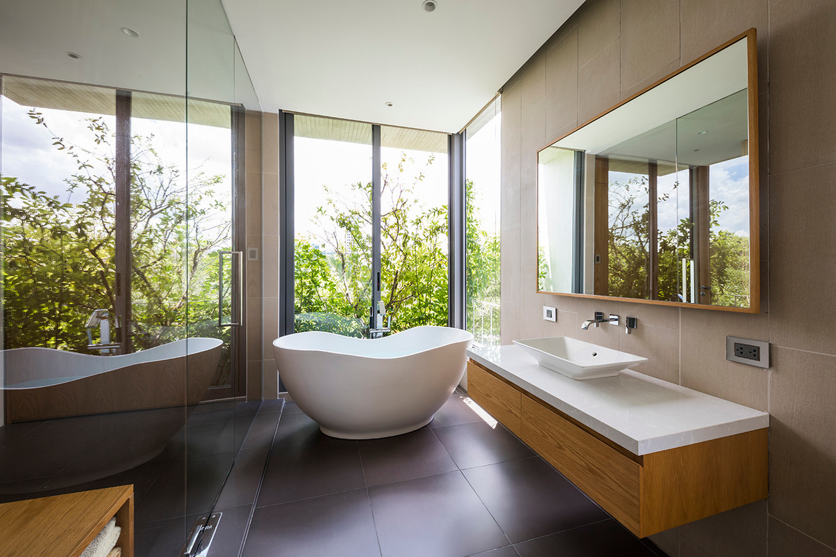 Phòng tắm hiện đại, ngập tràn ánh sáng. Ảnh: Hiroyuki Oki
