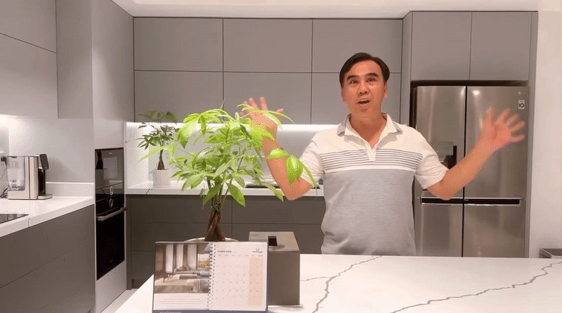 Khu bếp sang trọng và hiện đại với đá ốp màu sáng. Ảnh chụp màn hình